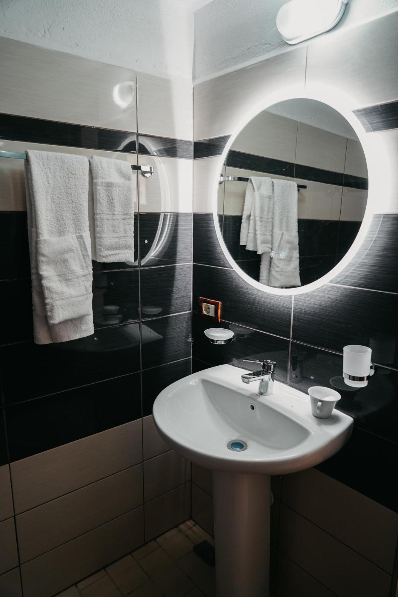 Bujtina Anlu Hotel Nepravishte Ngoại thất bức ảnh